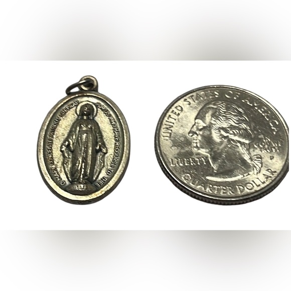 Vintage Religious St Mary Medal Pre owned - Picture 3 of 3